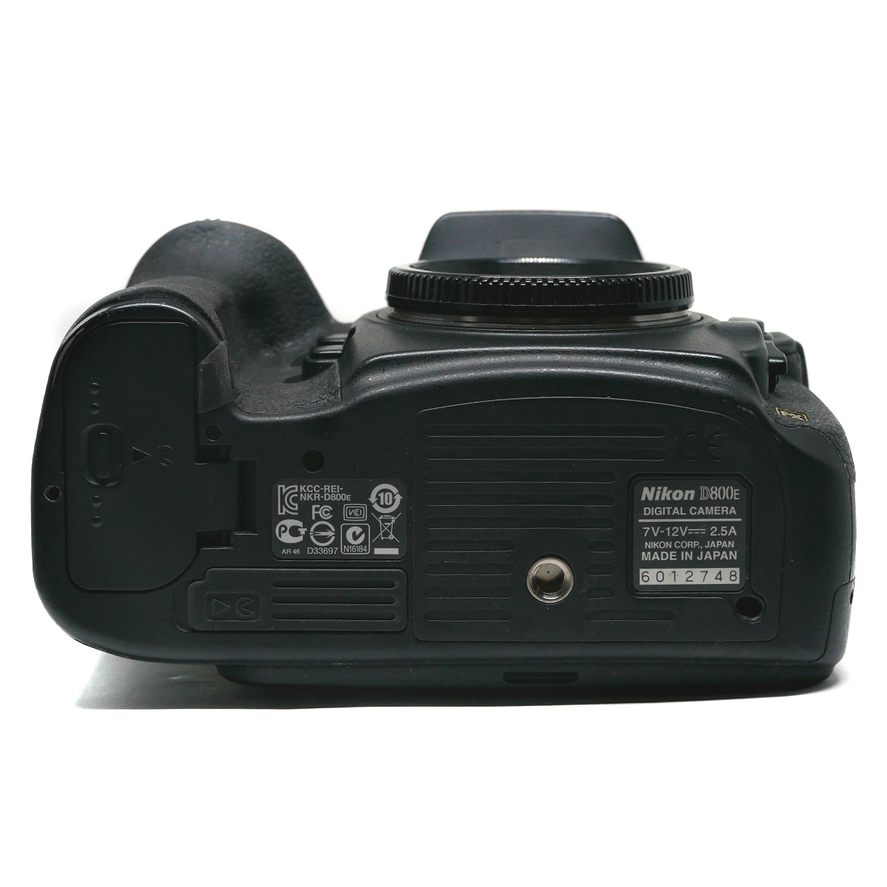 (myyty) Nikon D800e runko (SC: 115080) + akkukahva (käytetty)
