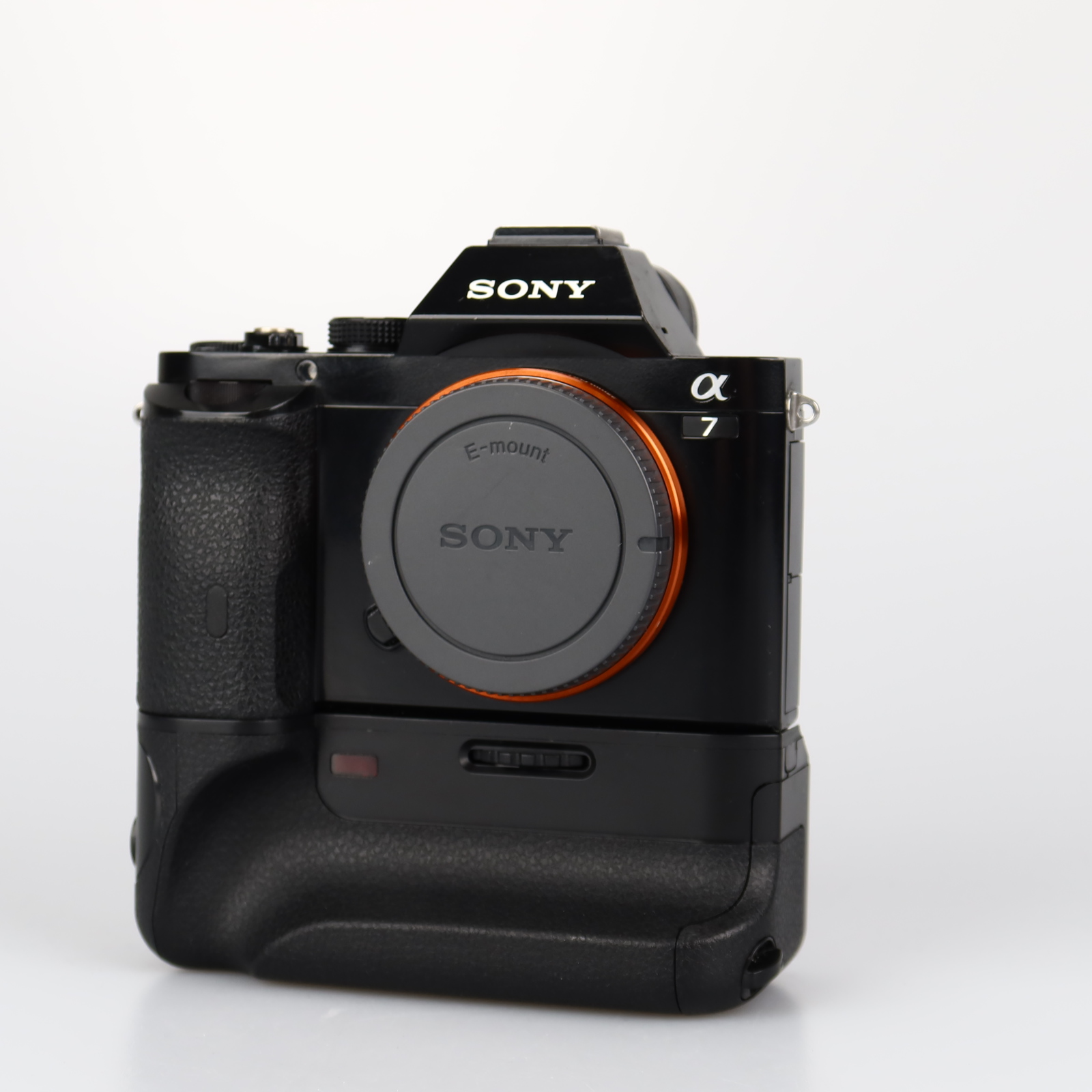 (Myyty) Sony A7 -runko (SC: 25050) + akkukahva (Käytetty)