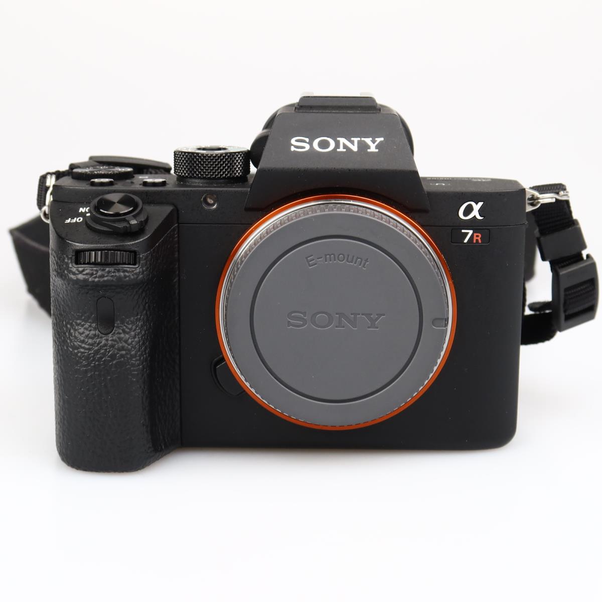 (Myyty) Sony A7R II runko (SC 3686) + akkukahva (käytetty)