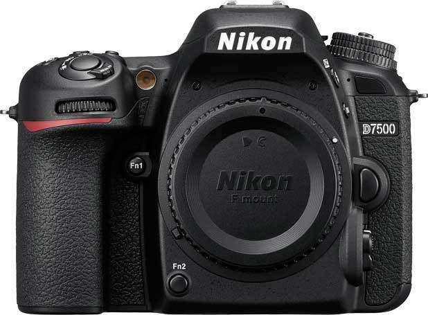 Nikon D7500 + AF-S 18-105mm VR Kit
