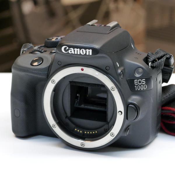 (Myyty) Canon EOS 100D + 18-55mm IS II (SC: 7860) (Käytetty)