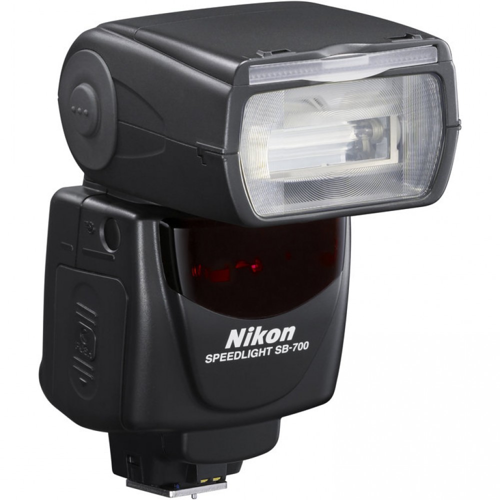 Nikon Speedlight SB-700 salamalaite