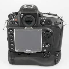 (Myyty) Nikon D800e runko (SC: 77280) + akkukahva (käytetty)
