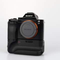 Sony A7 -runko (SC: 25050) + akkukahva (Käytetty)