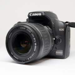 (Myyty) Canon EOS 1000D + 18-55mm II kamerapaketti (Käytetty)