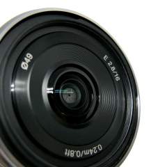 (Myyty) Sony E 16mm f/2.8 -Hopea (käytetty)