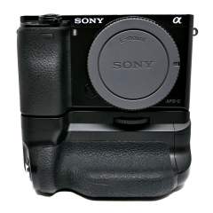(Myyty) Sony a6000 runko + akkukahva (käytetty)