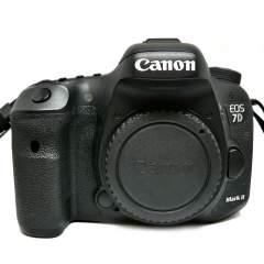 (Myyty) Canon EOS 7D Mark II (SC:29800) (käytetty)