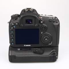 (Myyty) Canon EOS 7D Mark II runko (SC: 108409) + akkukahva (käytetty)
